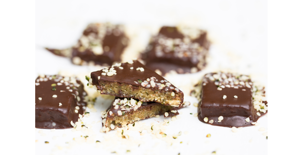 Gâteaux glacés dattes et graines de chanvre