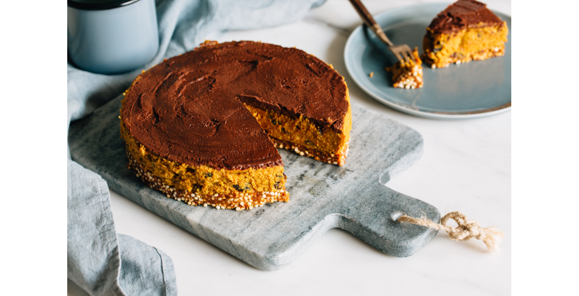 Gâteau végan dattes-coco au curcuma - sans cuisson