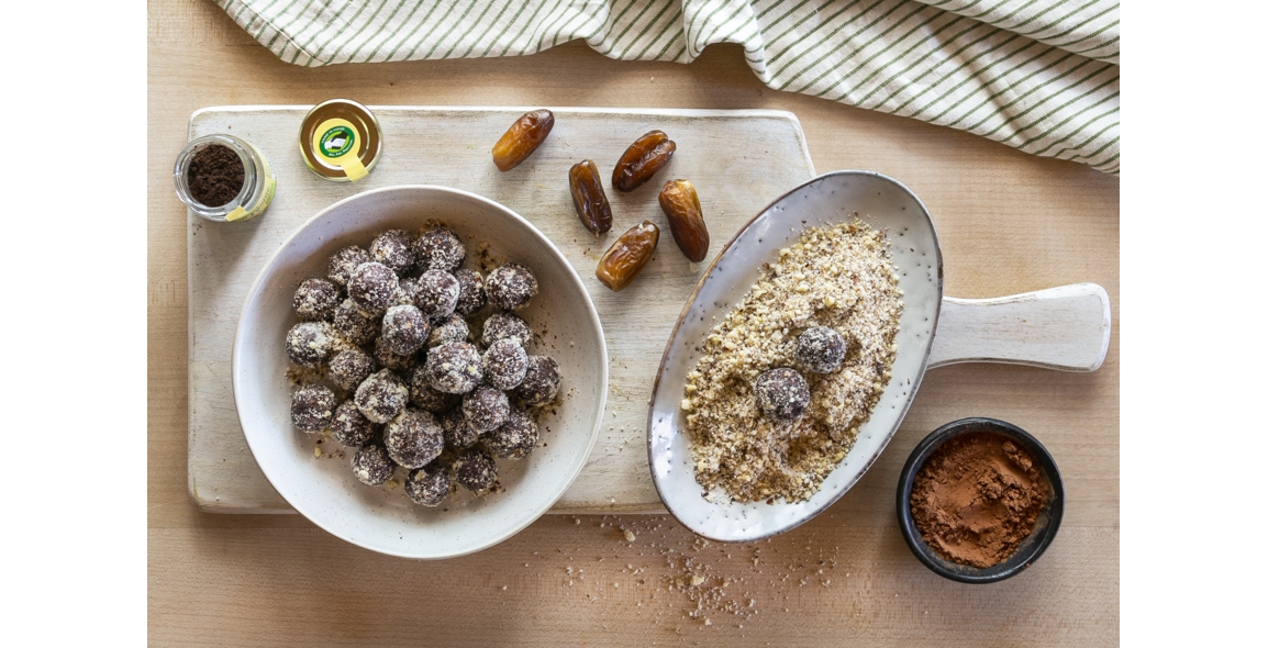 Boules d'énergie aux noisettes, cacao et dattes