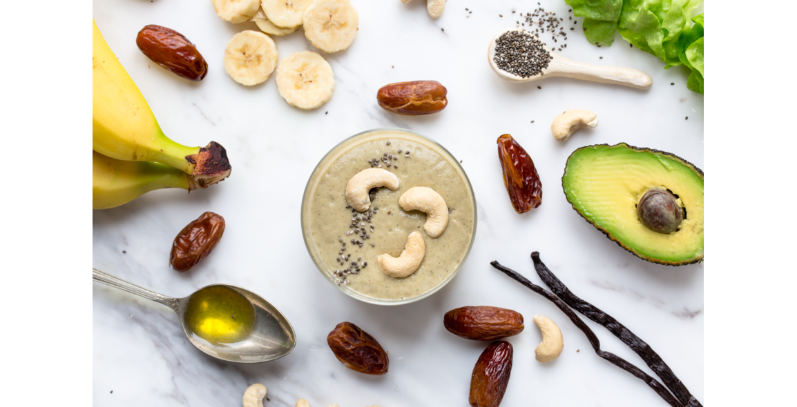 Smoothie aux dattes, avocat et graines de chia